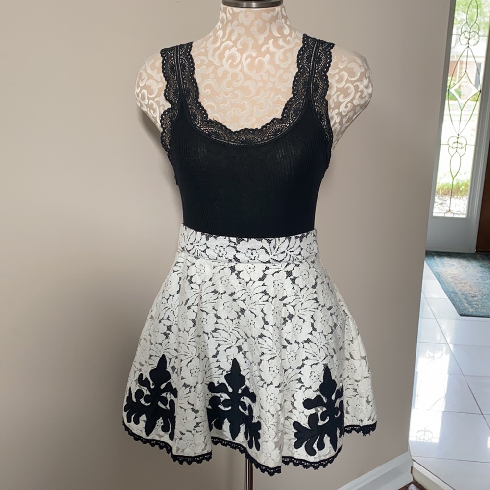 Jessica Simpson Black & Off-White Lace Skirt